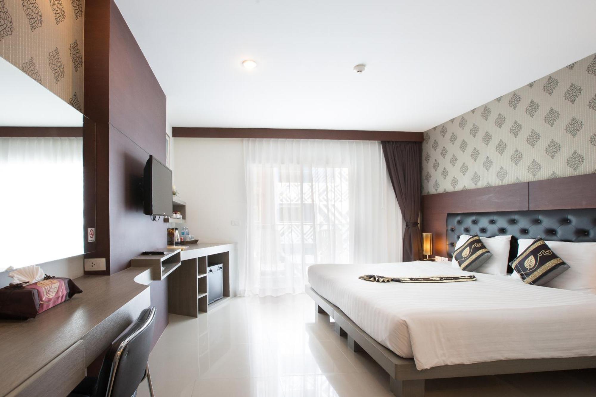 Hemingways Silk Hotel Patong Exterior photo