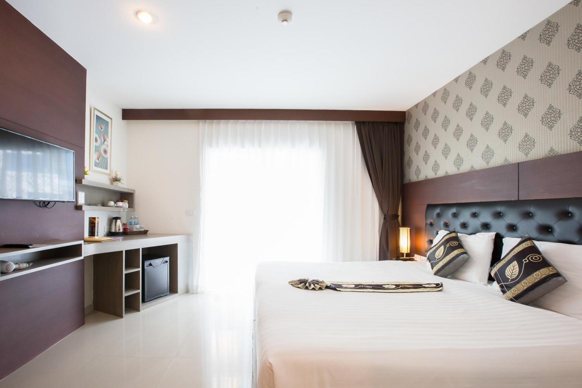Hemingways Silk Hotel Patong Exterior photo