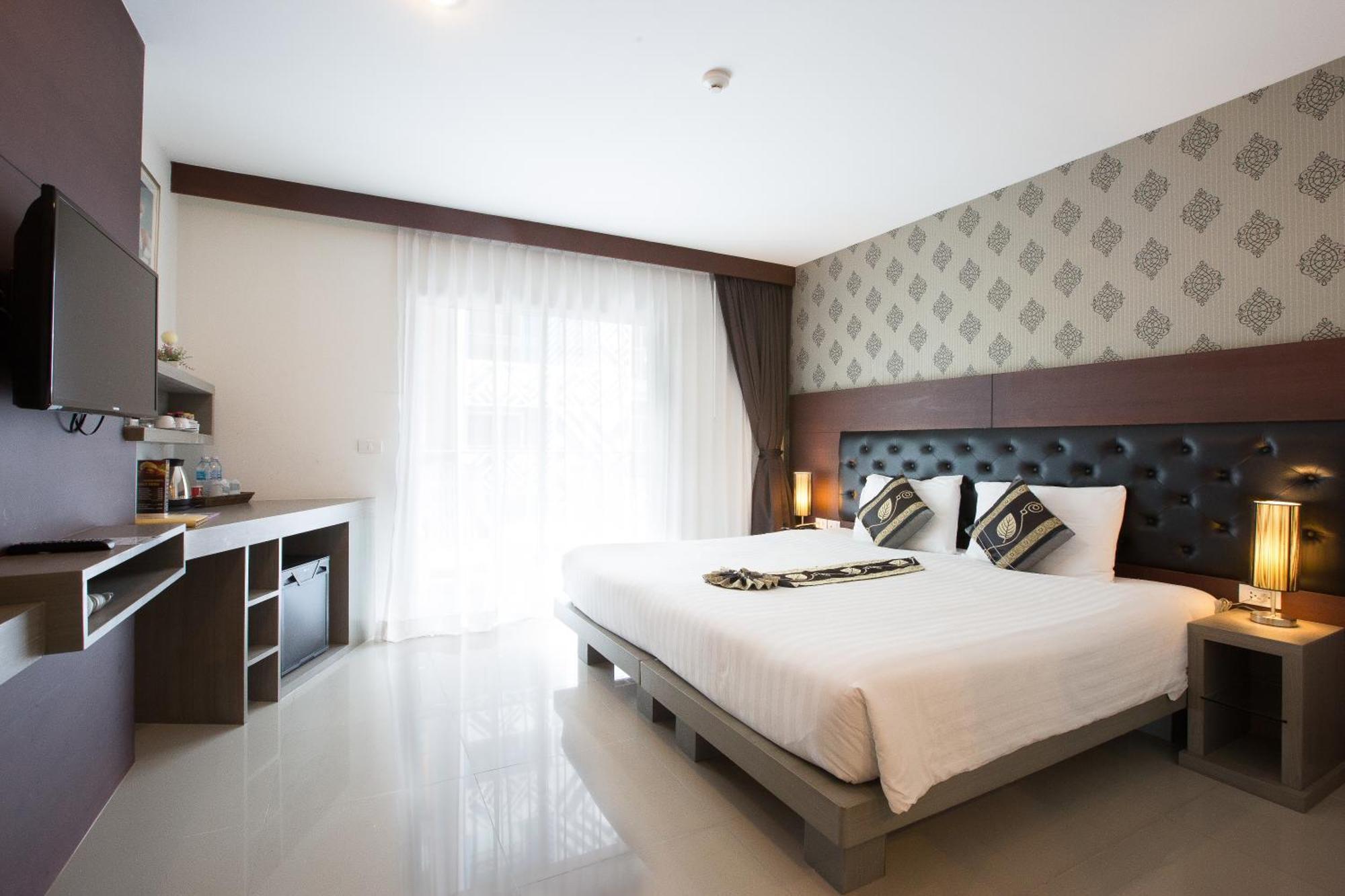 Hemingways Silk Hotel Patong Exterior photo